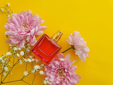  Renkli arka planda bir şişe parfümü çiçeği.