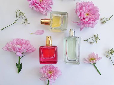  Renkli arka planda bir şişe parfümü çiçeği.