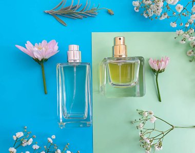 Renkli arka planda bir şişe parfümü çiçeği.