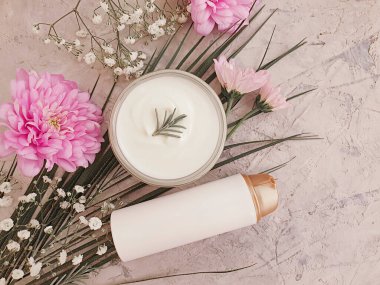 Kozmetik krem, çimento arka planda çiçek