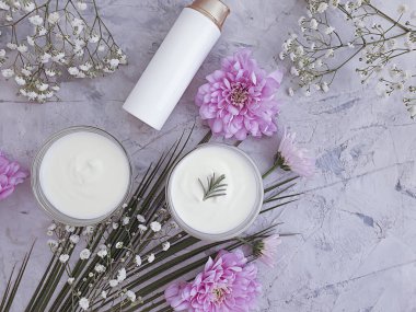 Kozmetik krem, çimento arka planda çiçek