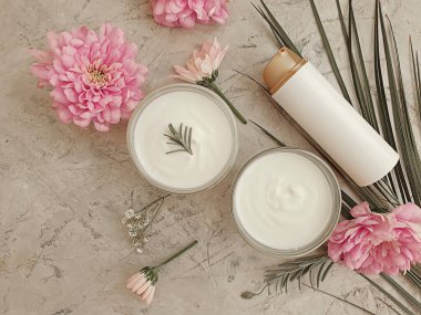 Kozmetik krem, çimento arka planda çiçek