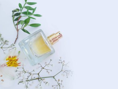 Kozmetik krem, çimento arka planda çiçek