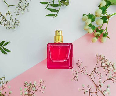 Kozmetik krem, çimento arka planda çiçek