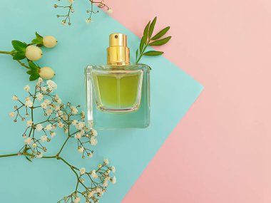 Kozmetik krem, çimento arka planda çiçek