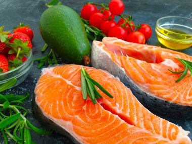 Beton zemin üzerinde kırmızı balık