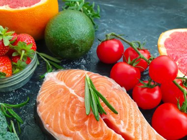 Beton zemin üzerinde kırmızı balık