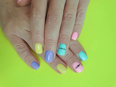 Kadın eli. Renkli arka planda güzel bir manikür.