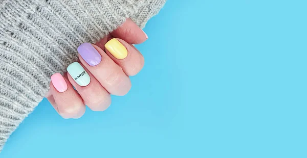 Vrouwelijke Hand Mooi Gekleurde Manicure Trui — Stockfoto