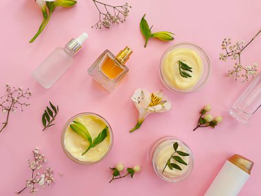 Kozmetik krem, renkli bir arka planda çiçek