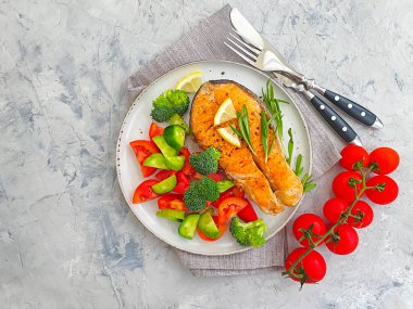 Tabakta kızarmış somon.