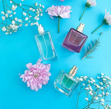 Renkli arka planda bir şişe parfümü çiçeği.