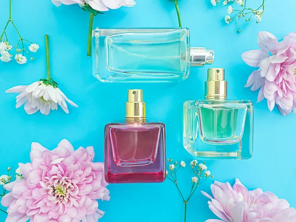 Renkli arka planda bir şişe parfümü çiçeği.