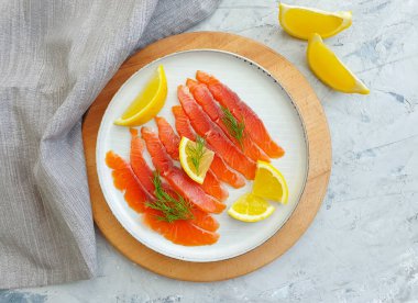 Beton zeminde kırmızı balık parçaları