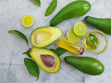 Beton zemin üzerinde taze avokado