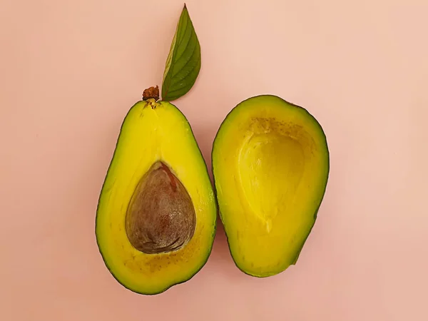 Avocado Fresco Sfondo Cemento — Foto Stock