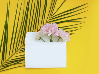 Zarf ve çiçek renkli bir arkaplanda