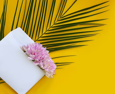 Zarf ve çiçek renkli bir arkaplanda