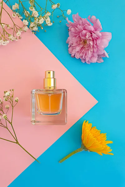 Fles Parfum Bloem Een Gekleurde Achtergrond — Stockfoto