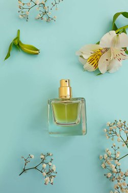Renkli arka planda bir şişe parfümü çiçeği.