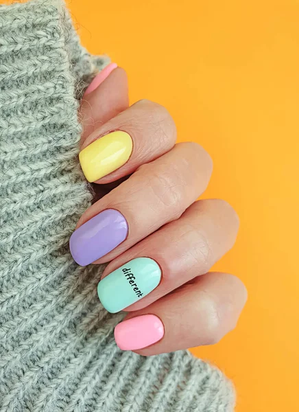 Kobieta Ręka Piękny Kolorowy Sweter Manicure — Zdjęcie stockowe