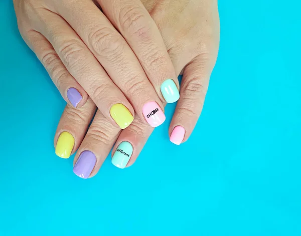 Kobieta Strony Piękne Kolorowe Manicure — Zdjęcie stockowe