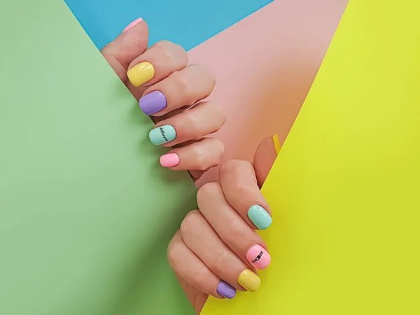 Mano Femminile Bella Manicure Colorata — Foto Stock