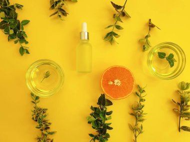 Kozmetik krem, yağ, turuncu renkli bir arka plan.