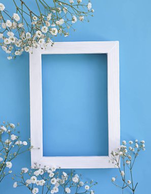 Renkli arkaplan çerçevesinde bahar çiçekleri