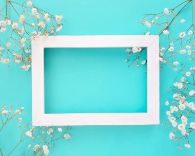 Renkli arkaplan çerçevesinde bahar çiçekleri