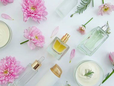 Kozmetik krem, renkli bir arka planda çiçek