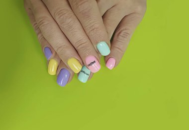 Kadın eli. Renkli arka planda güzel bir manikür.