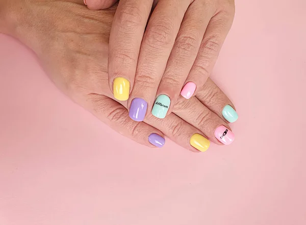 Kobieta Strony Piękny Manicure Kolorowe Tło — Zdjęcie stockowe