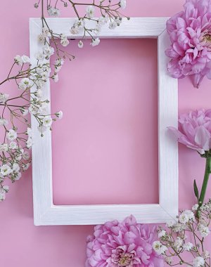 Renkli arkaplanda bahar çiçekleri