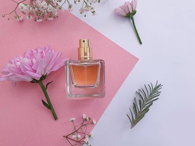 Renkli arka planda bir şişe parfümü çiçeği.