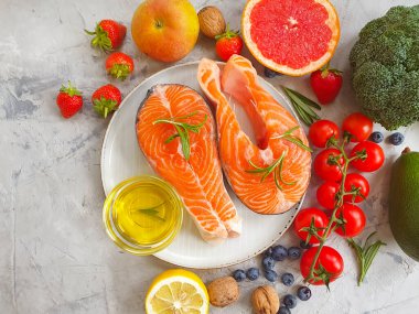  Beton zemin üzerinde kırmızı balık