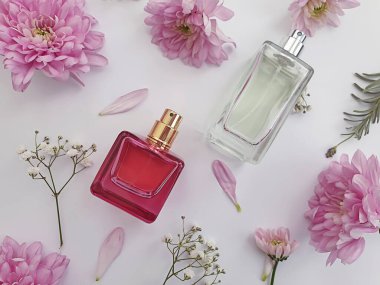 Renkli arka planda bir şişe parfümü çiçeği.