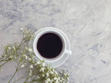 Beton arka planda bir fincan kahve.