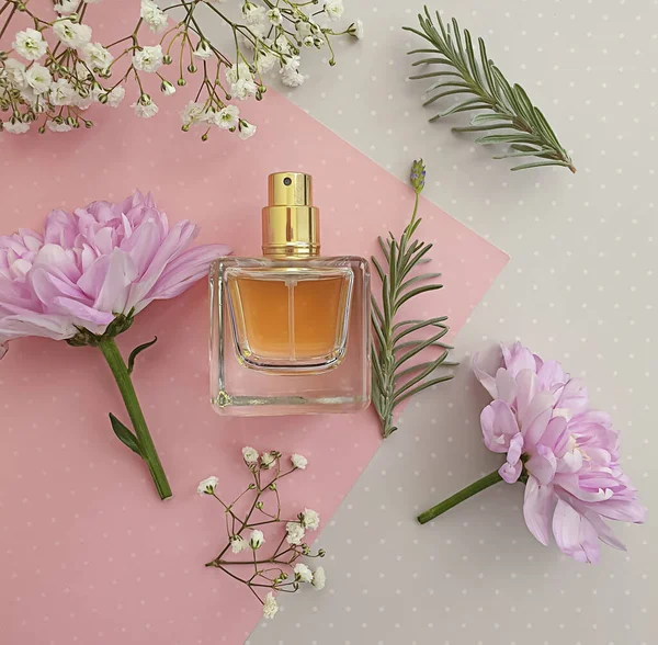 Bouteille Parfum Fleur Sur Fond Coloré — Photo