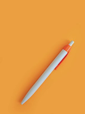 Renkli arkaplanda beyaz kalem