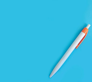 Renkli arkaplanda beyaz kalem