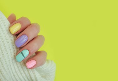 Kadın eli. Güzel renkli manikür kazak.