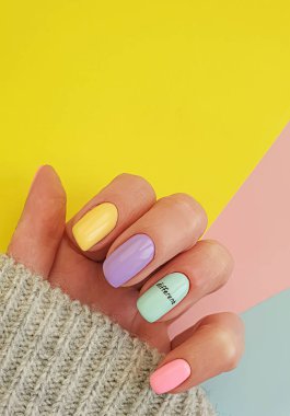 Kadın eli. Güzel renkli manikür kazak.