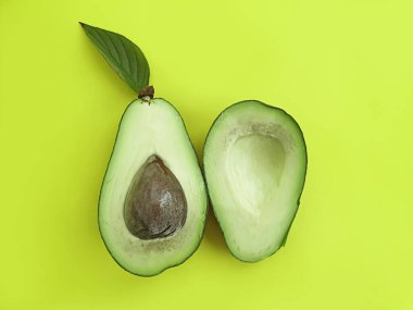 Renkli arka planda taze avokado