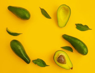 Renkli arka planda taze avokado