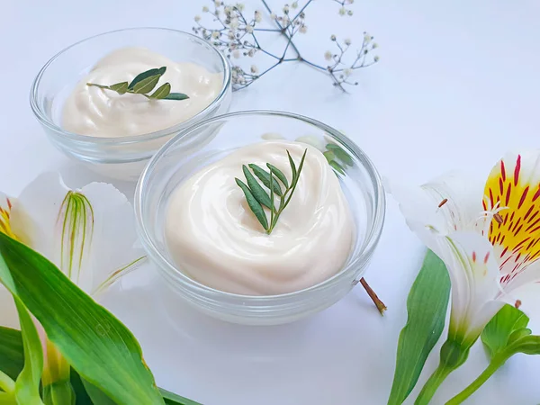 Cosmetic Cream Flower Background Product — Stock Photo, Image