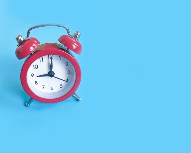 Renkli bir arkaplanda alarm saati