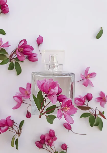 Flor Perfume Garrafa Fundo Colorido — Fotografia de Stock