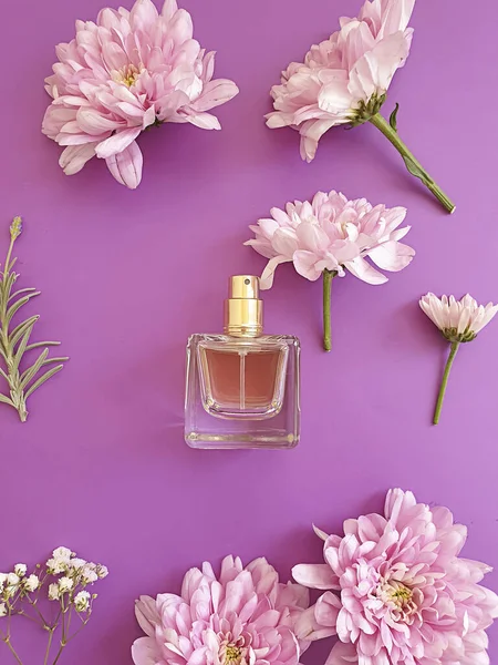 Μπουκαλάκι Άρωμα Λουλούδι Ένα Χρωματιστό Φόντο — Φωτογραφία Αρχείου
