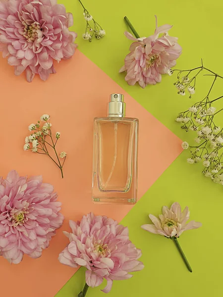 Flasche Parfüm Blume Auf Einem Farbigen Hintergrund — Stockfoto